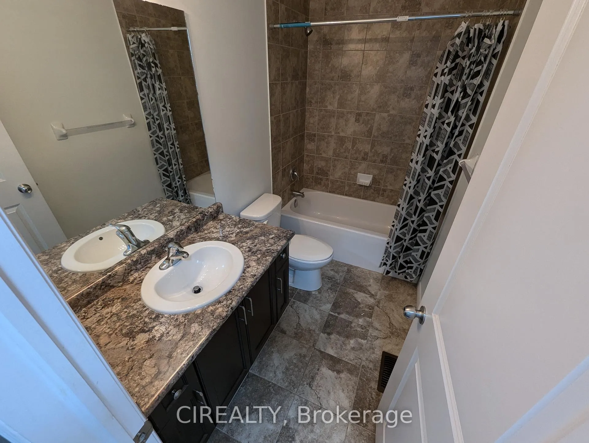 Photo 19 of 34 Kingsborough Drive, Hamilton, Waterdown — HOMEH