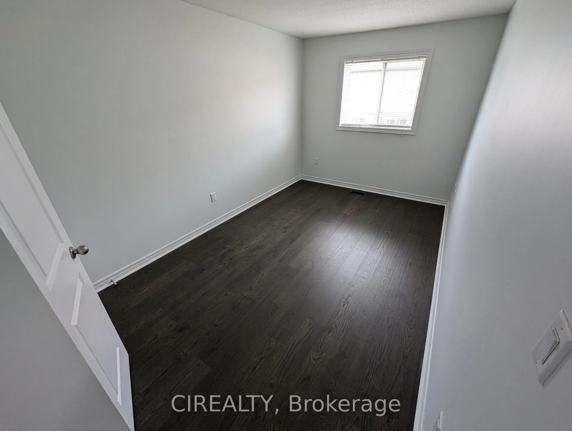 Photo 20 of 34 Kingsborough Drive, Hamilton, Waterdown — HOMEH