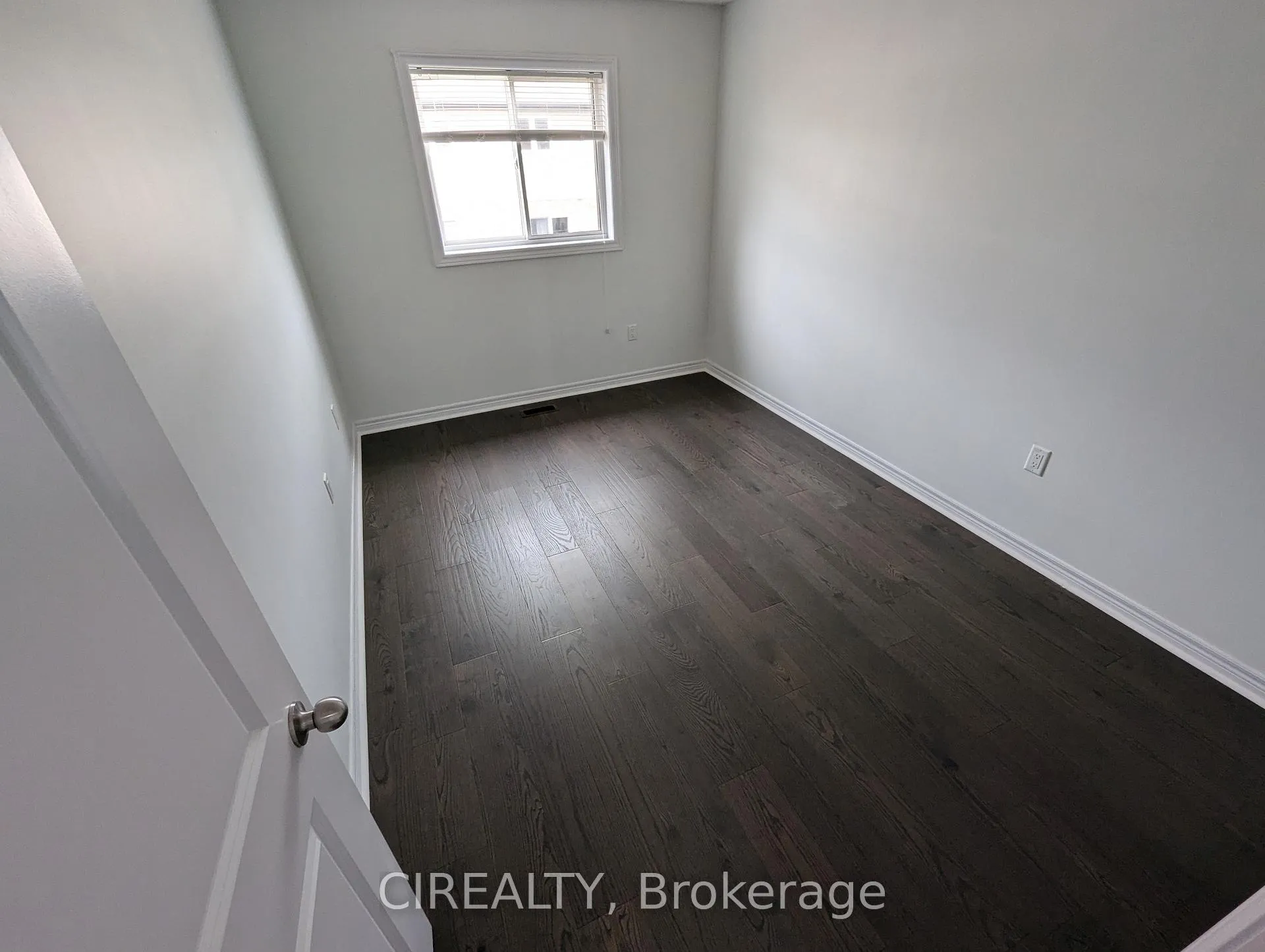 Photo 21 of 34 Kingsborough Drive, Hamilton, Waterdown — HOMEH