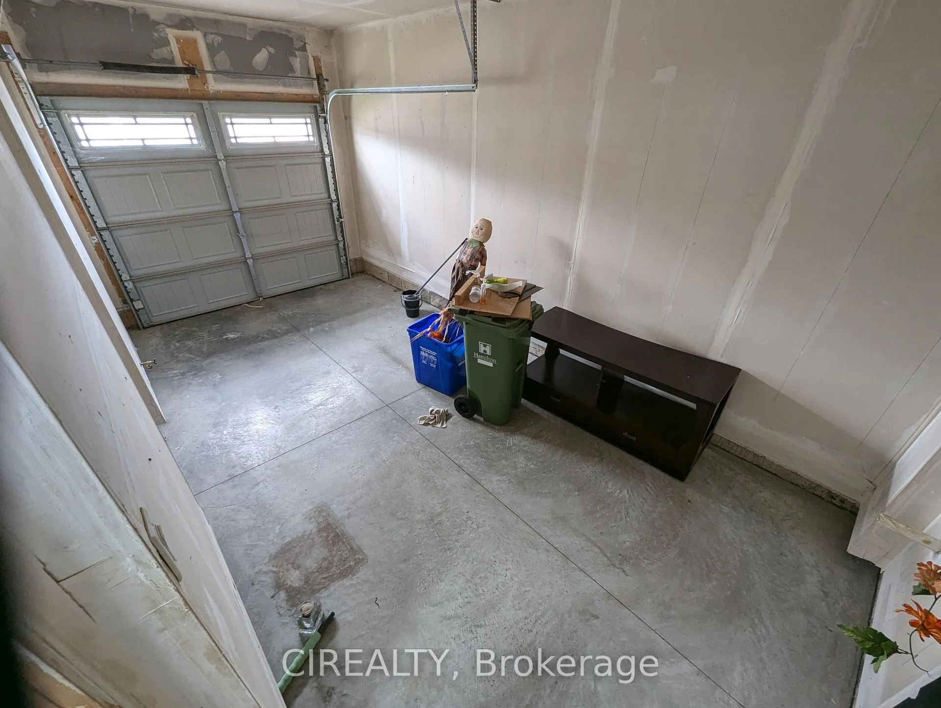 Photo 26 of 34 Kingsborough Drive, Hamilton, Waterdown — HOMEH