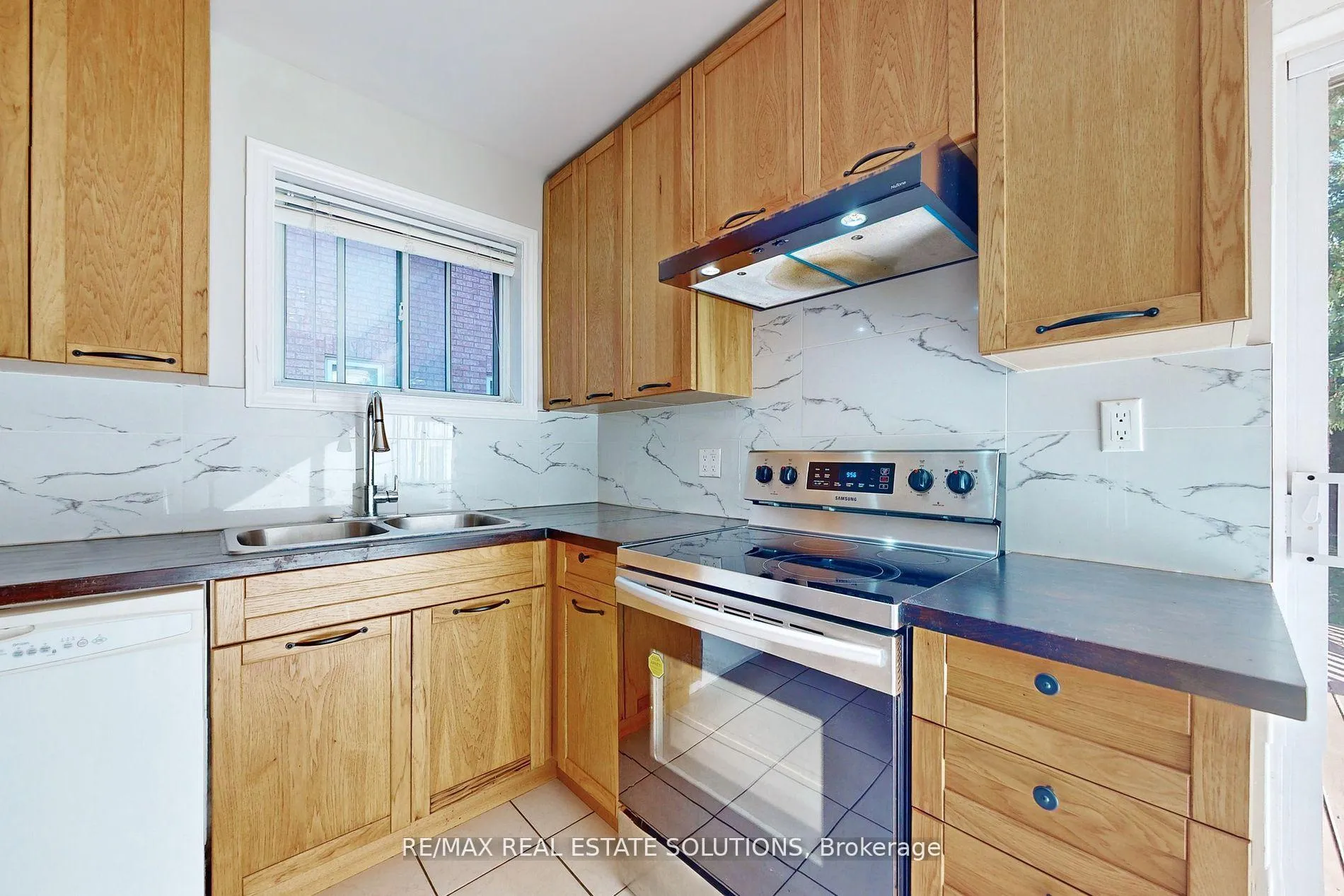 Photo 10 of 85 Ranee Avenue, Toronto, Englemount-Lawrence — HOMEH