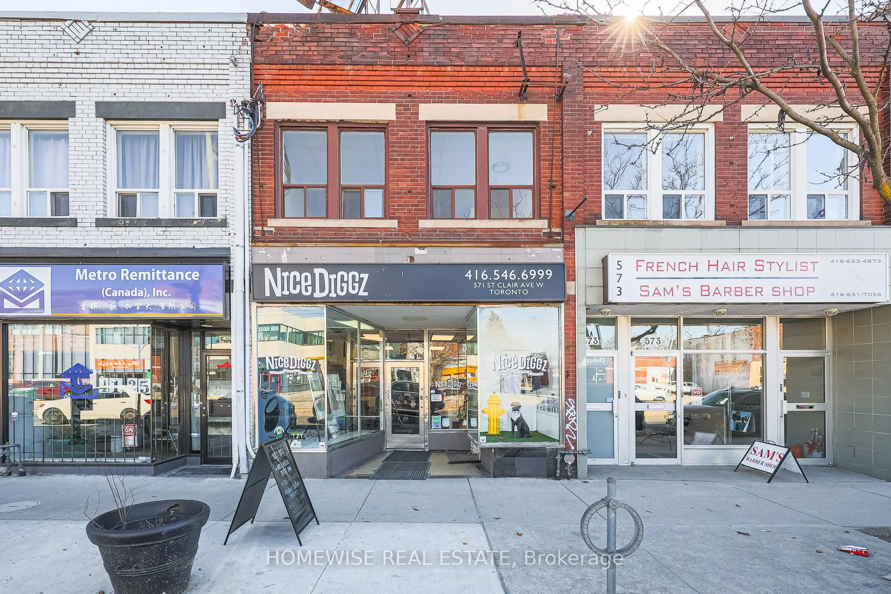 Front of 571 St Clair Avenue W