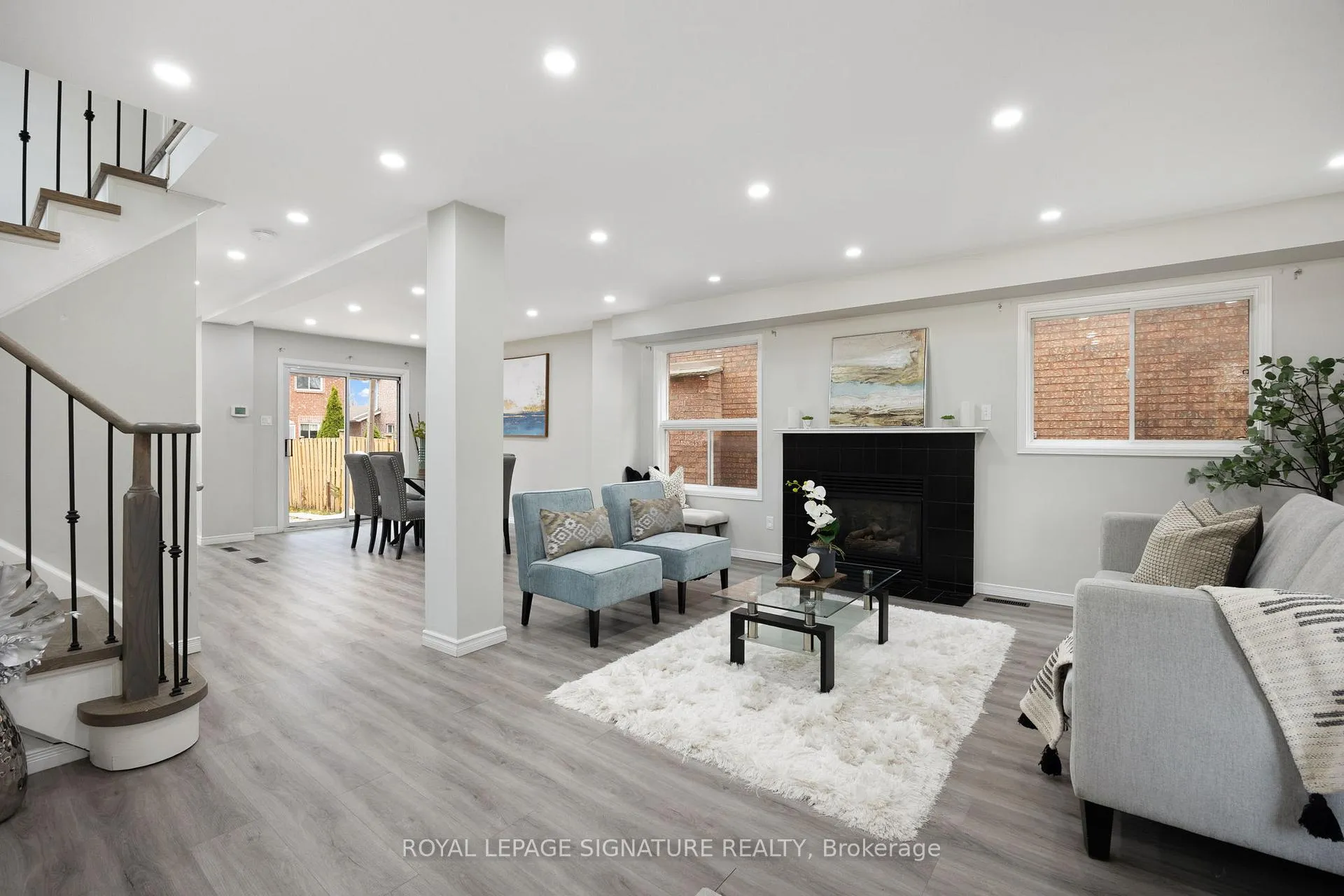 Photo 2 of 124 Laidlaw Drive, Barrie, West Bayfield — HOMEH