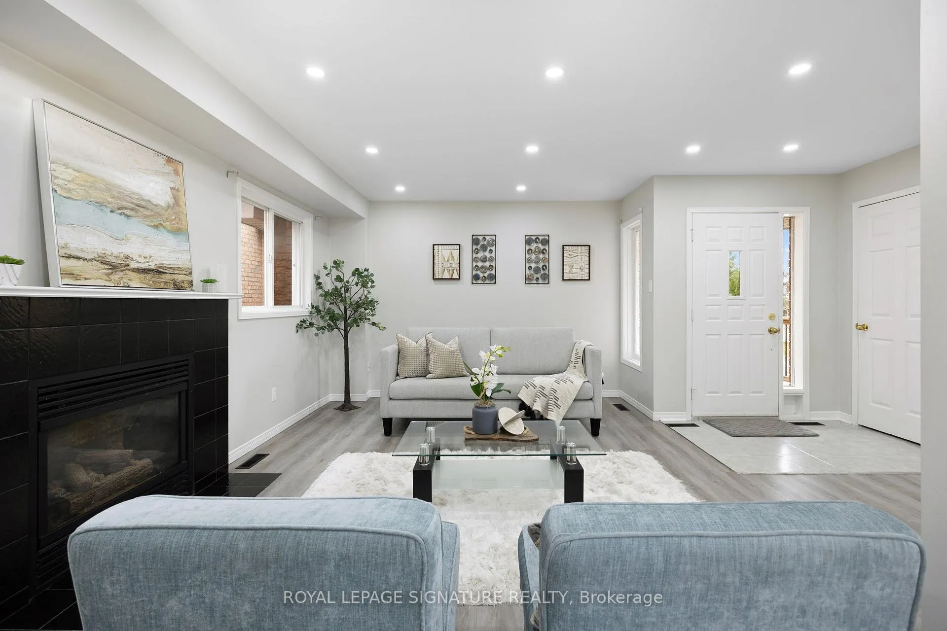 Photo 3 of 124 Laidlaw Drive, Barrie, West Bayfield — HOMEH