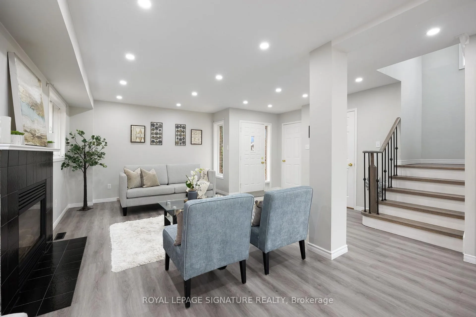 Photo 4 of 124 Laidlaw Drive, Barrie, West Bayfield — HOMEH
