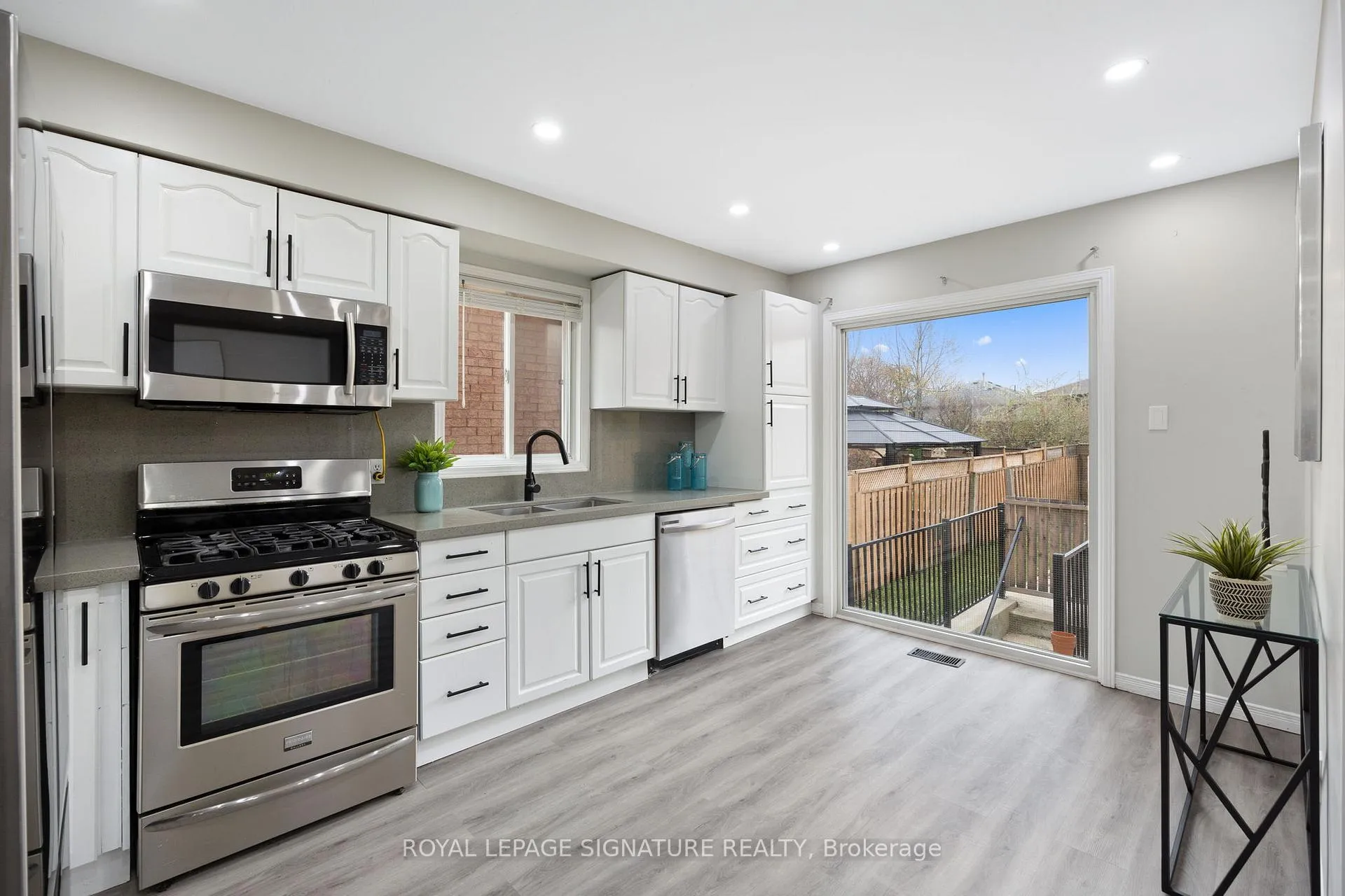 Photo 9 of 124 Laidlaw Drive, Barrie, West Bayfield — HOMEH