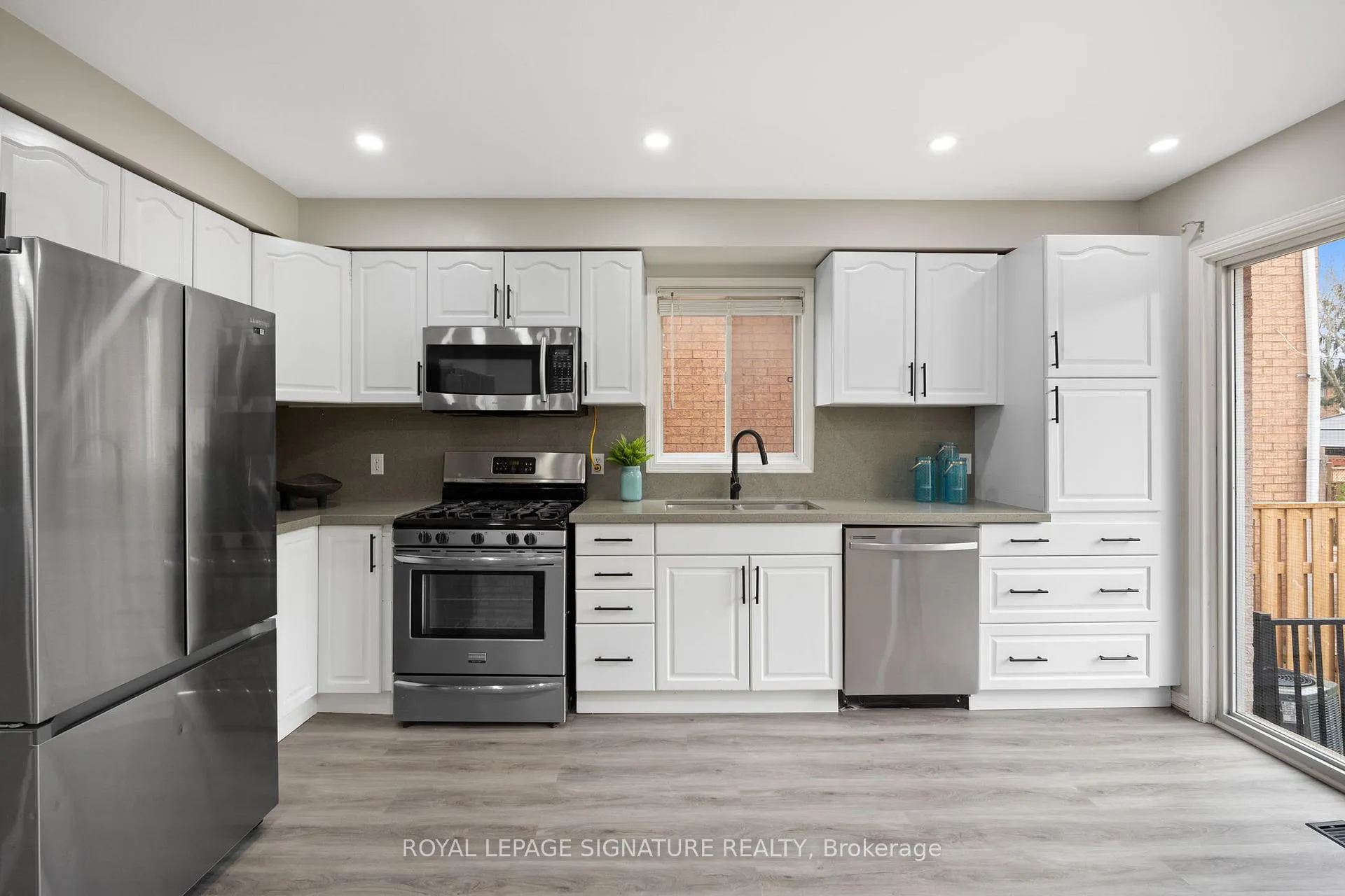 Photo 10 of 124 Laidlaw Drive, Barrie, West Bayfield — HOMEH