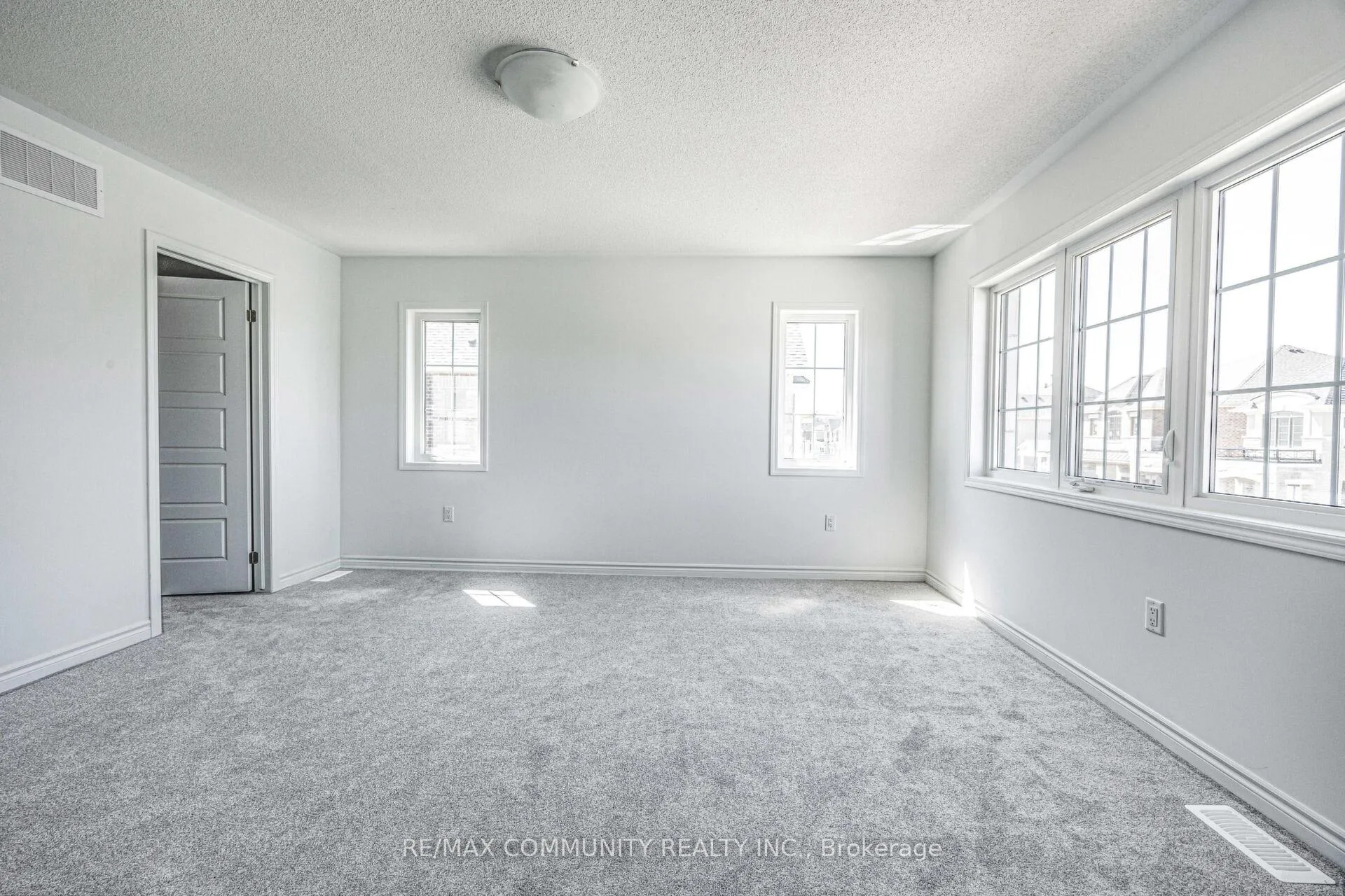 Photo 15 of 1483 Mockingbird Square, Pickering, Rural Pickering — HOMEH