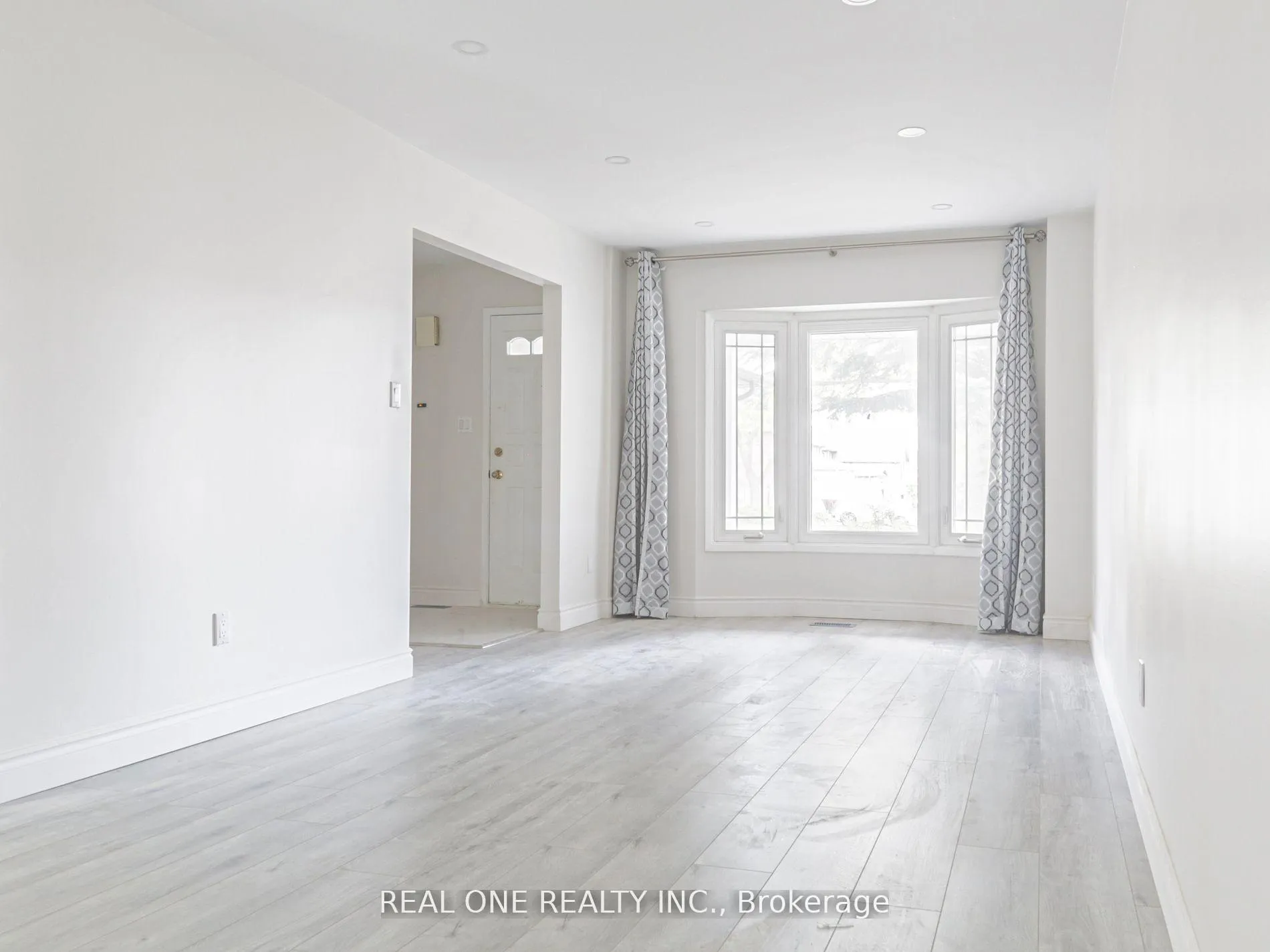 Photo 4 of 51 Cornwall Drive, Ajax, Central — HOMEH