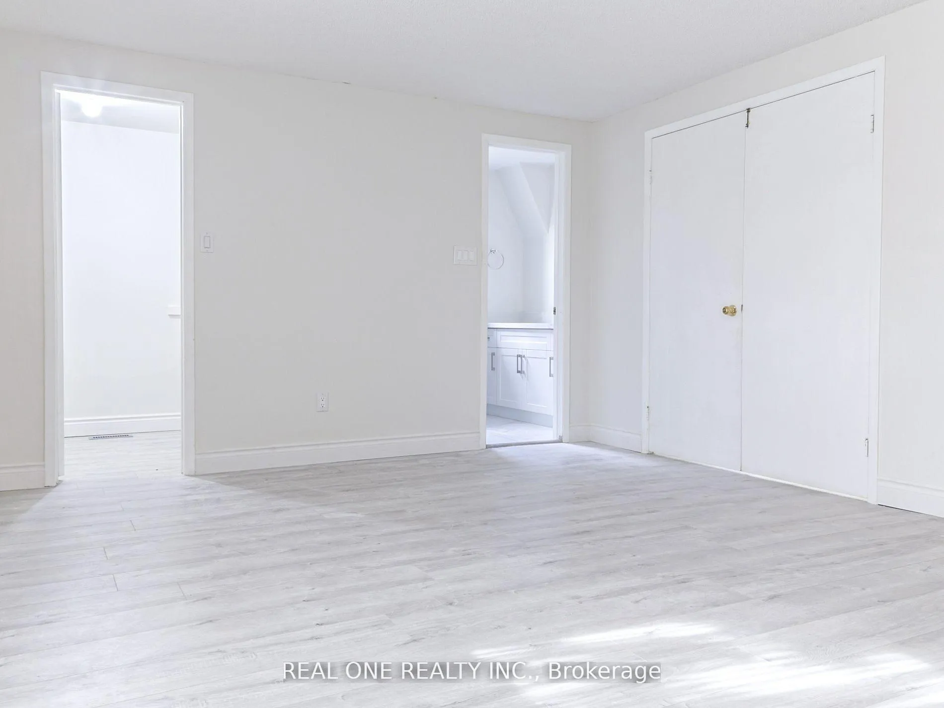 Photo 13 of 51 Cornwall Drive, Ajax, Central — HOMEH