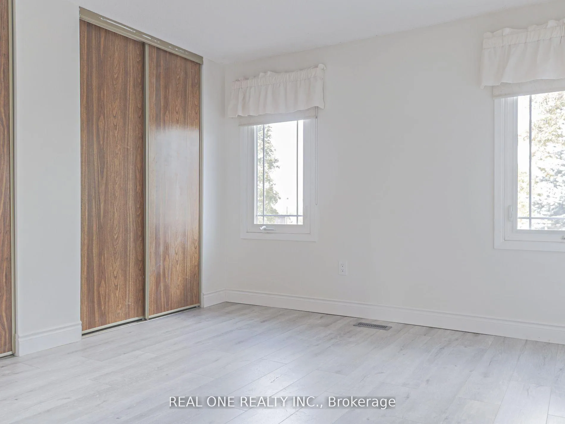 Photo 15 of 51 Cornwall Drive, Ajax, Central — HOMEH