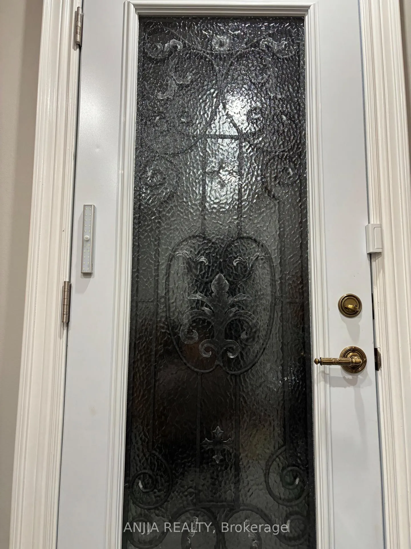 Photo 2 of 7 Moses Crescent, Markham, Cachet — HOMEH