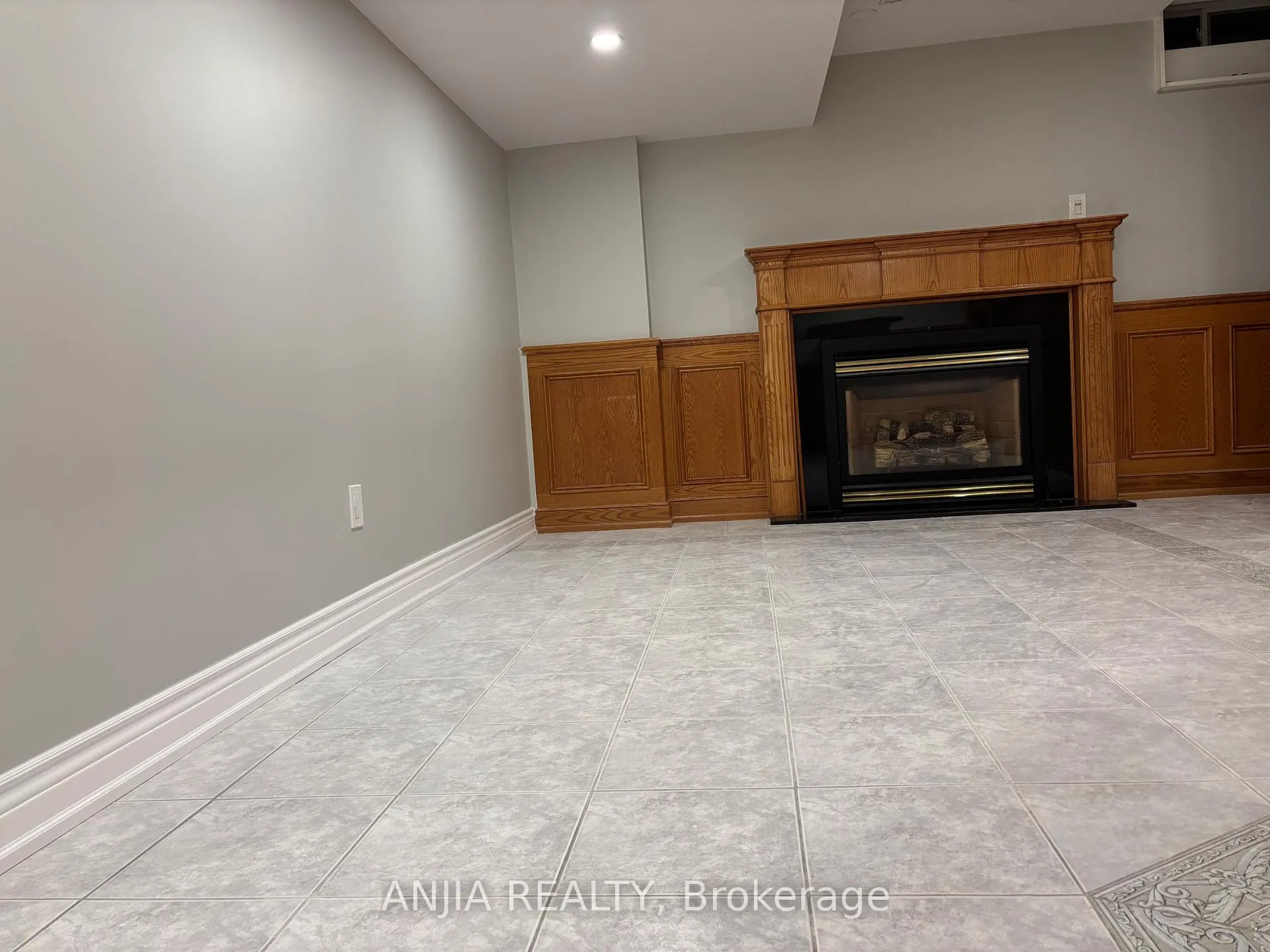 Photo 6 of 7 Moses Crescent, Markham, Cachet — HOMEH