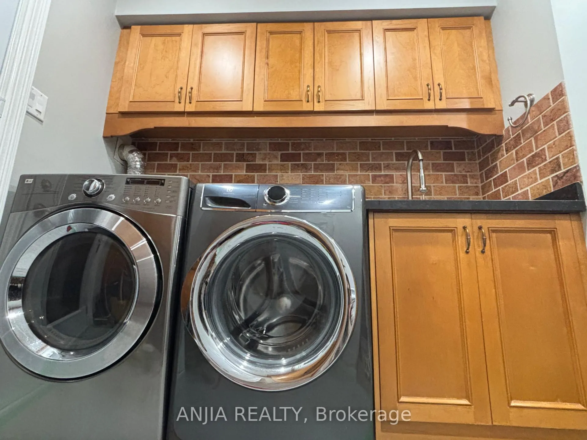 Photo 9 of 7 Moses Crescent, Markham, Cachet — HOMEH