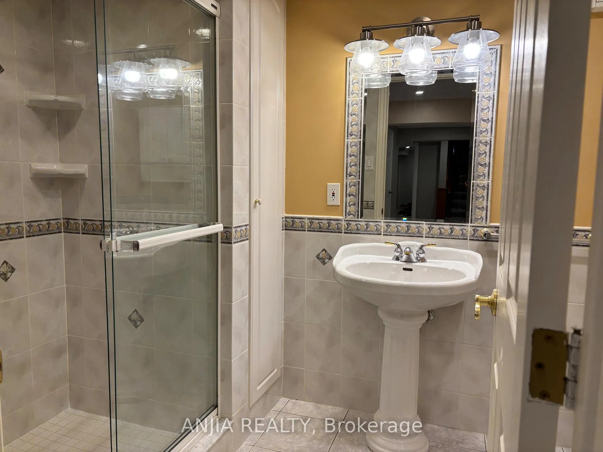 Photo 10 of 7 Moses Crescent, Markham, Cachet — HOMEH