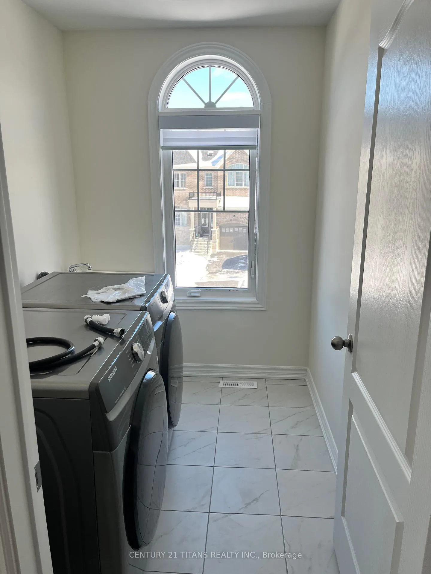 Photo 9 of 48 Robin Trail E, Scugog, Port Perry — HOMEH