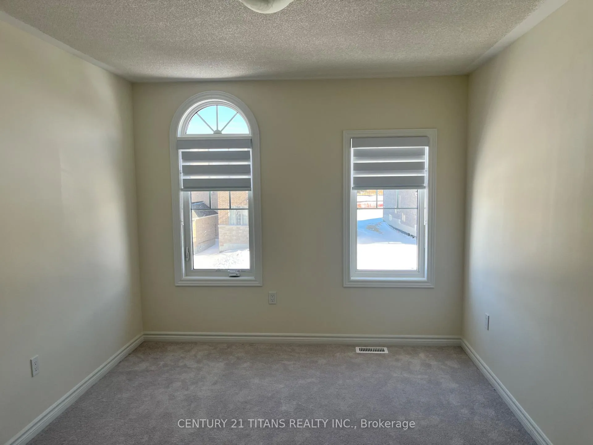 Photo 10 of 48 Robin Trail E, Scugog, Port Perry — HOMEH
