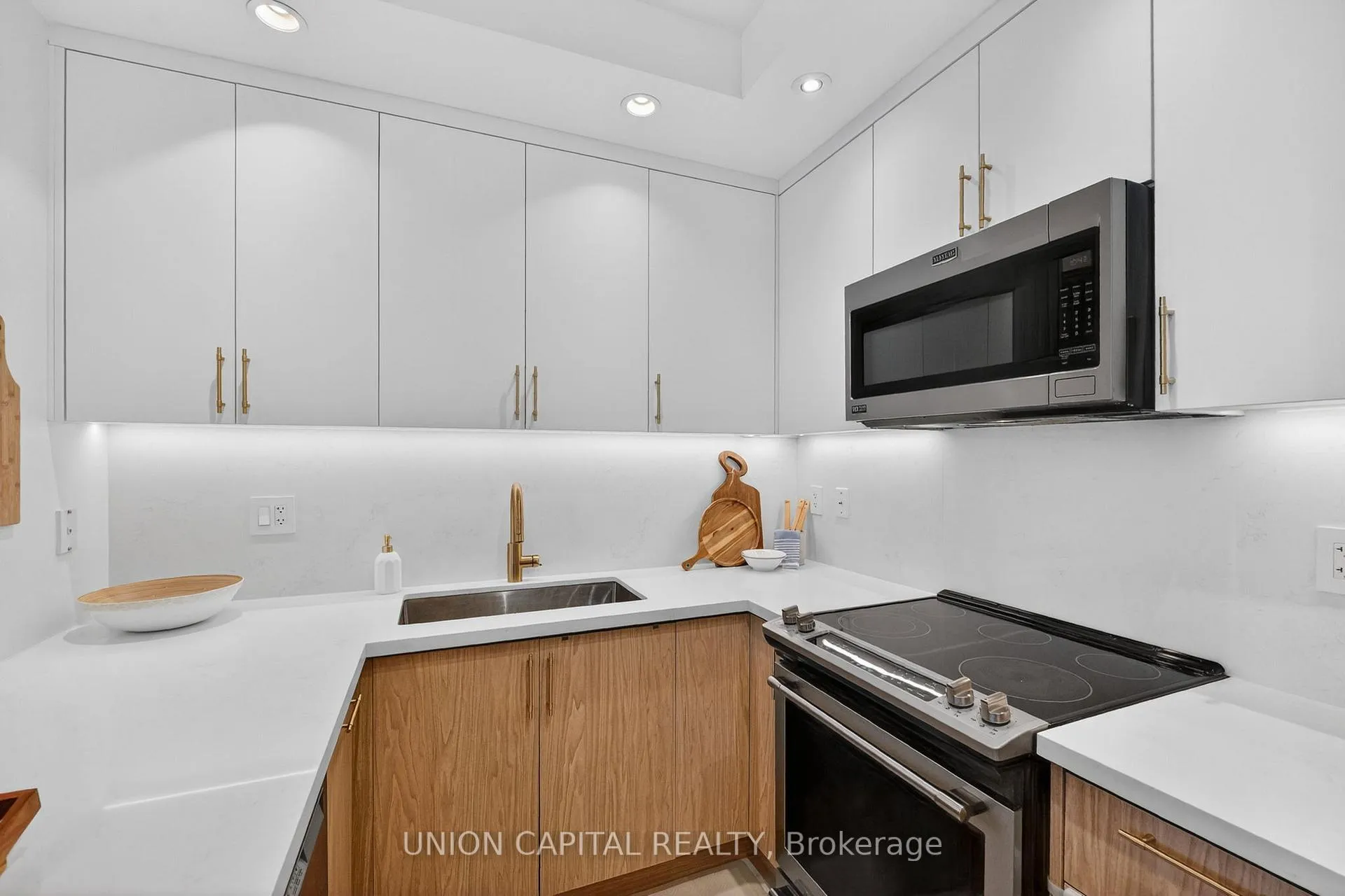 Photo 4 of Unit 1501, 21 Grand Magazine Street, Toronto, Niagara — HOMEH