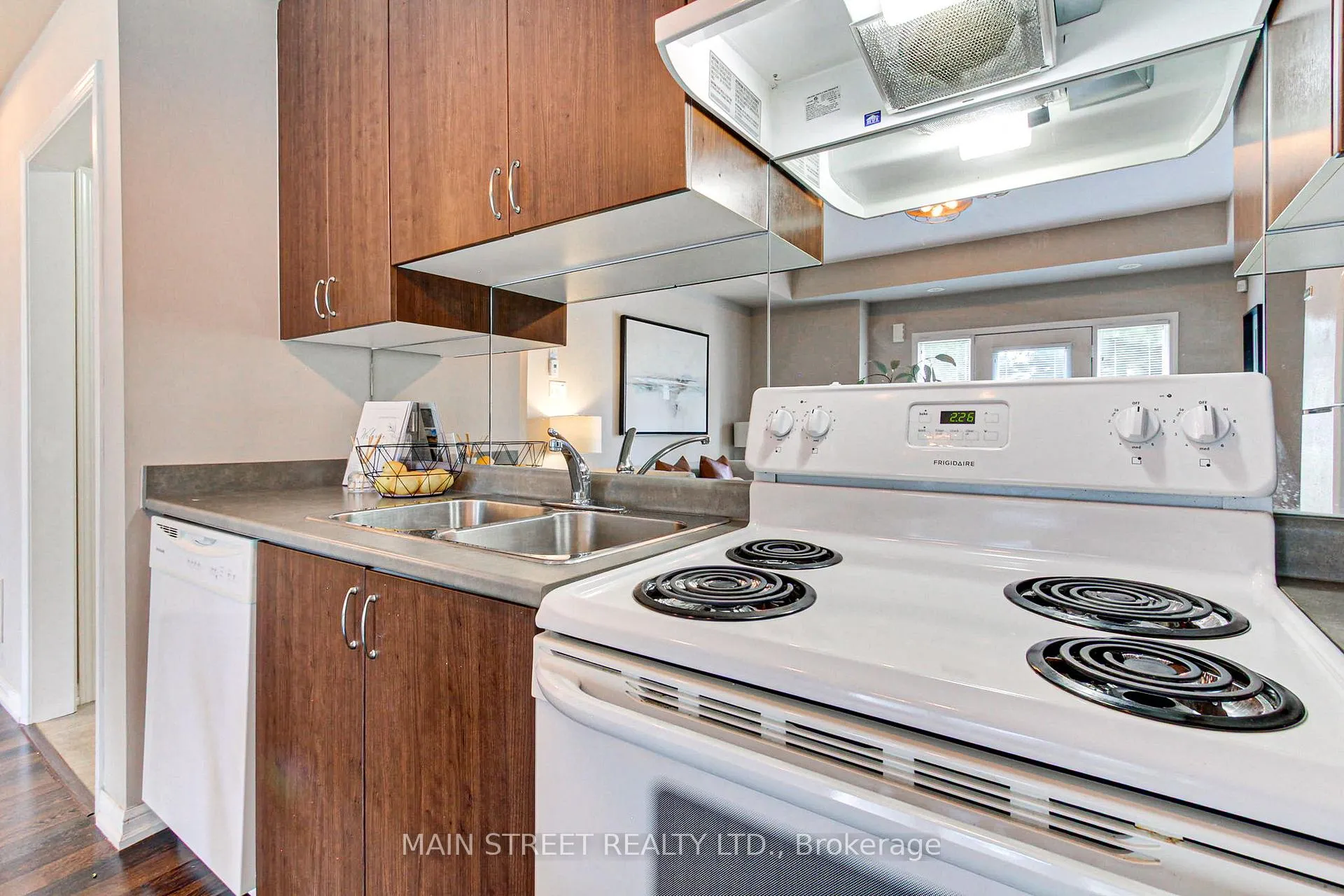 Photo 6 of Unit 4, 15949 Bayview Avenue, Aurora, Bayview Northeast — HOMEH