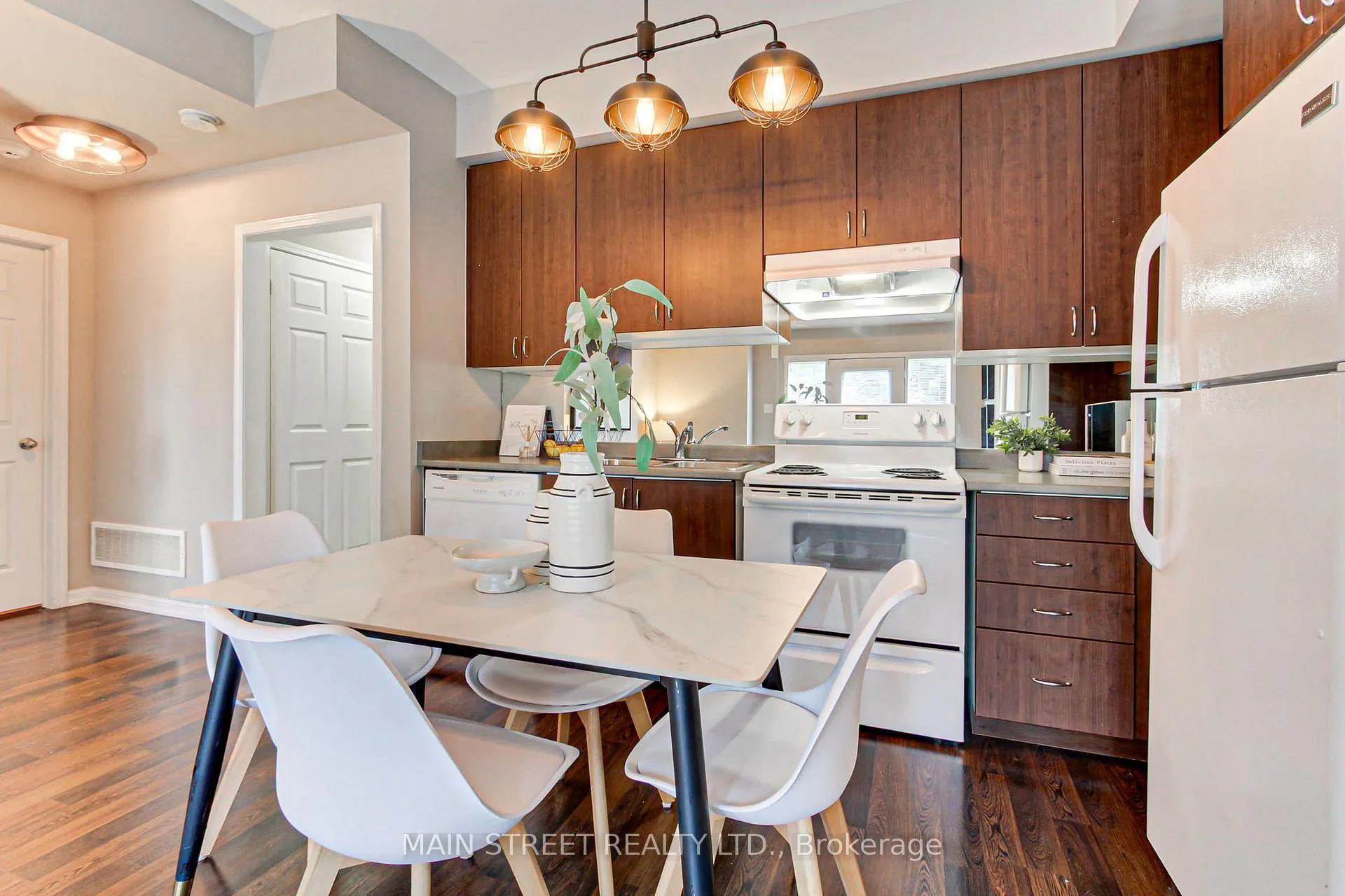 Photo 7 of Unit 4, 15949 Bayview Avenue, Aurora, Bayview Northeast — HOMEH