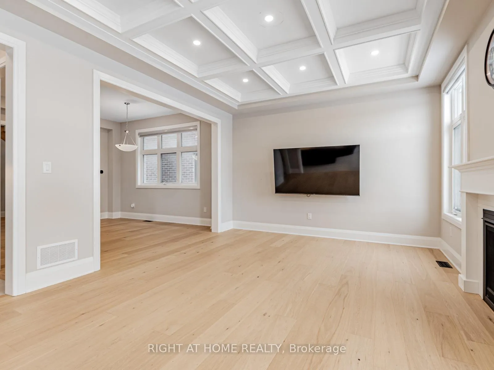 Photo 5 of 14 Berczy Manor Crescent, Markham, Rural Markham — HOMEH