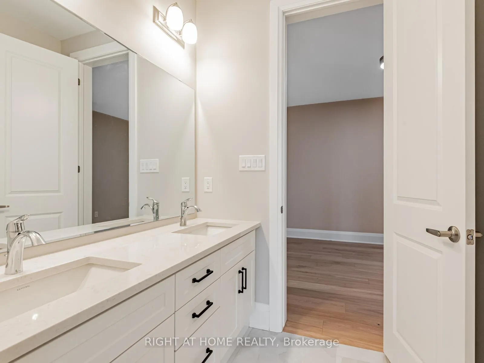 Photo 21 of 14 Berczy Manor Crescent, Markham, Rural Markham — HOMEH