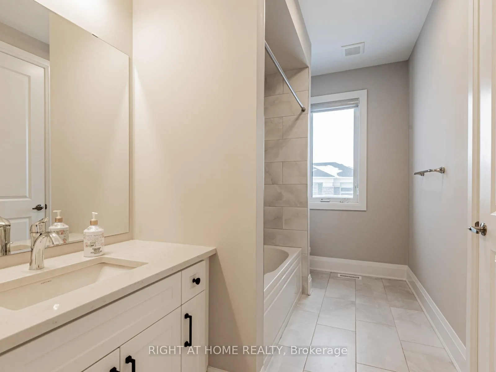 Photo 24 of 14 Berczy Manor Crescent, Markham, Rural Markham — HOMEH