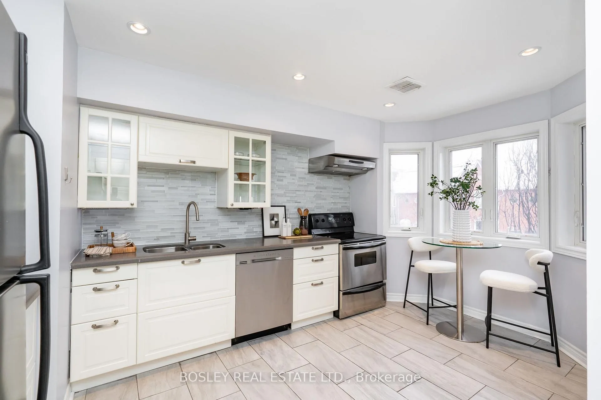 Photo 11 of 911C Adelaide Street W, Toronto, Niagara — HOMEH