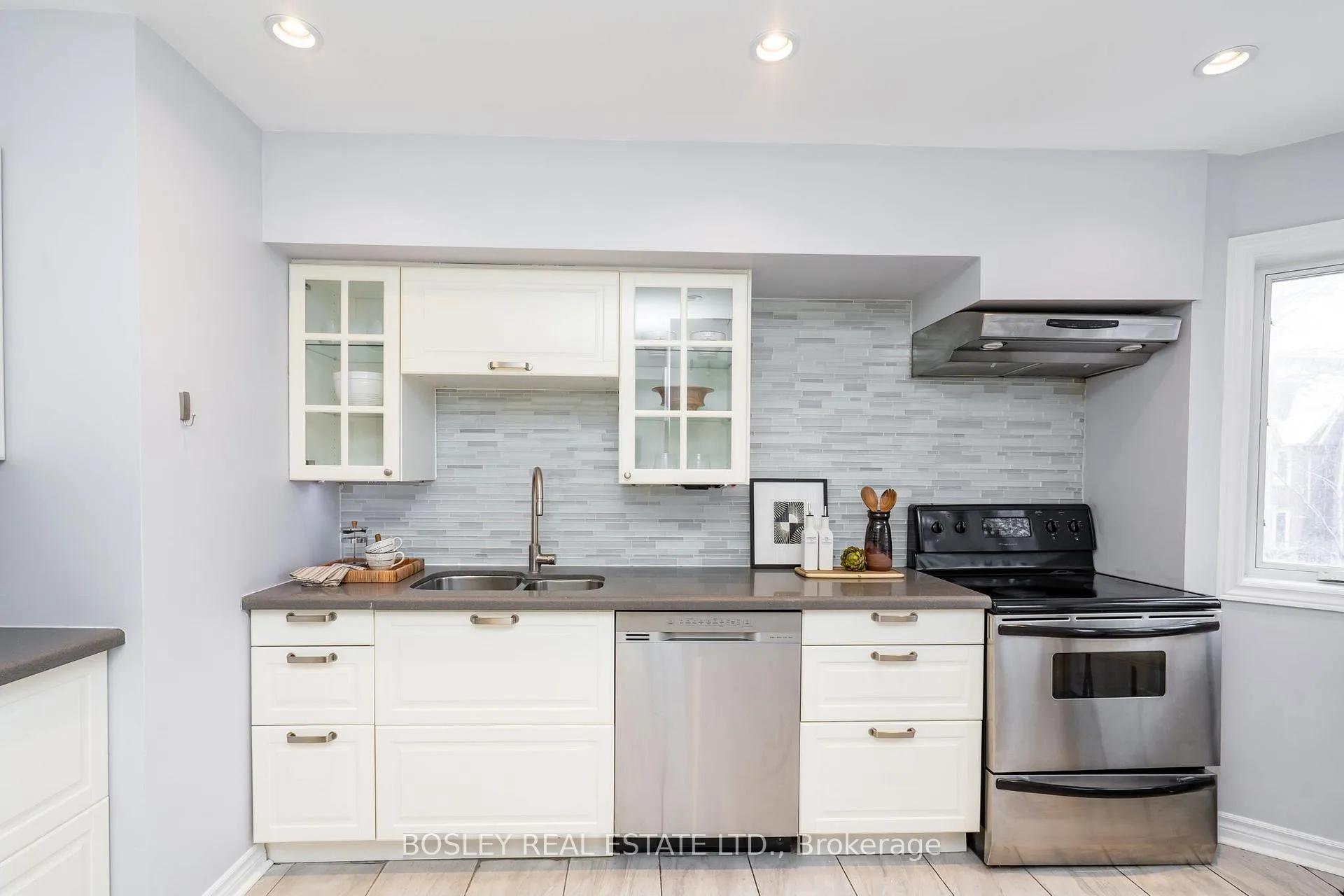 Photo 12 of 911C Adelaide Street W, Toronto, Niagara — HOMEH