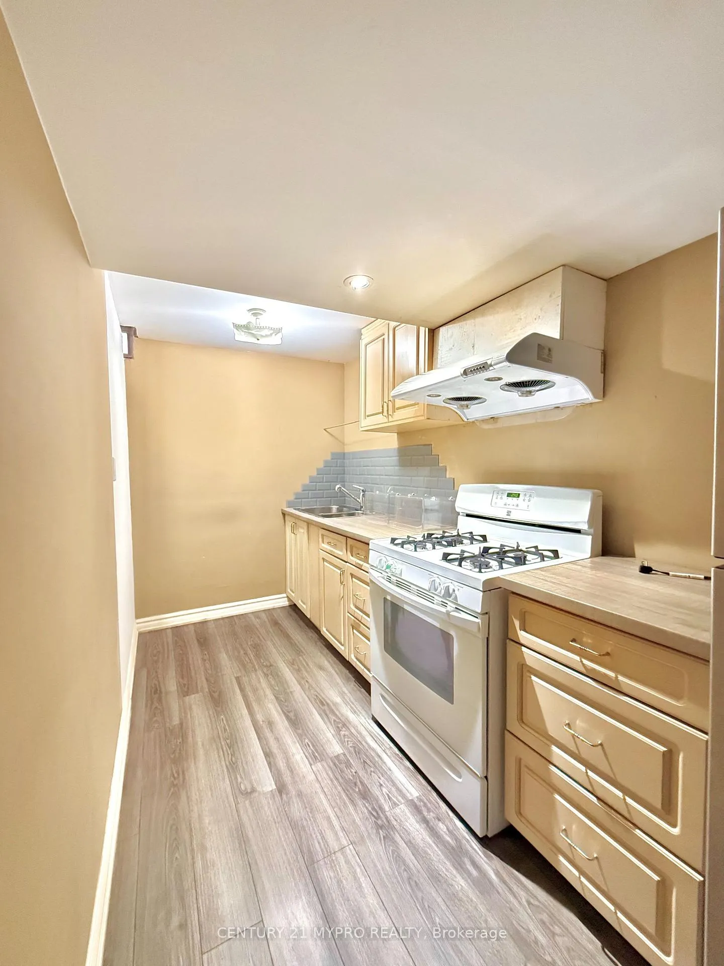 Photo 5 of 119 Wootten Way N, Markham, Markham Village — HOMEH