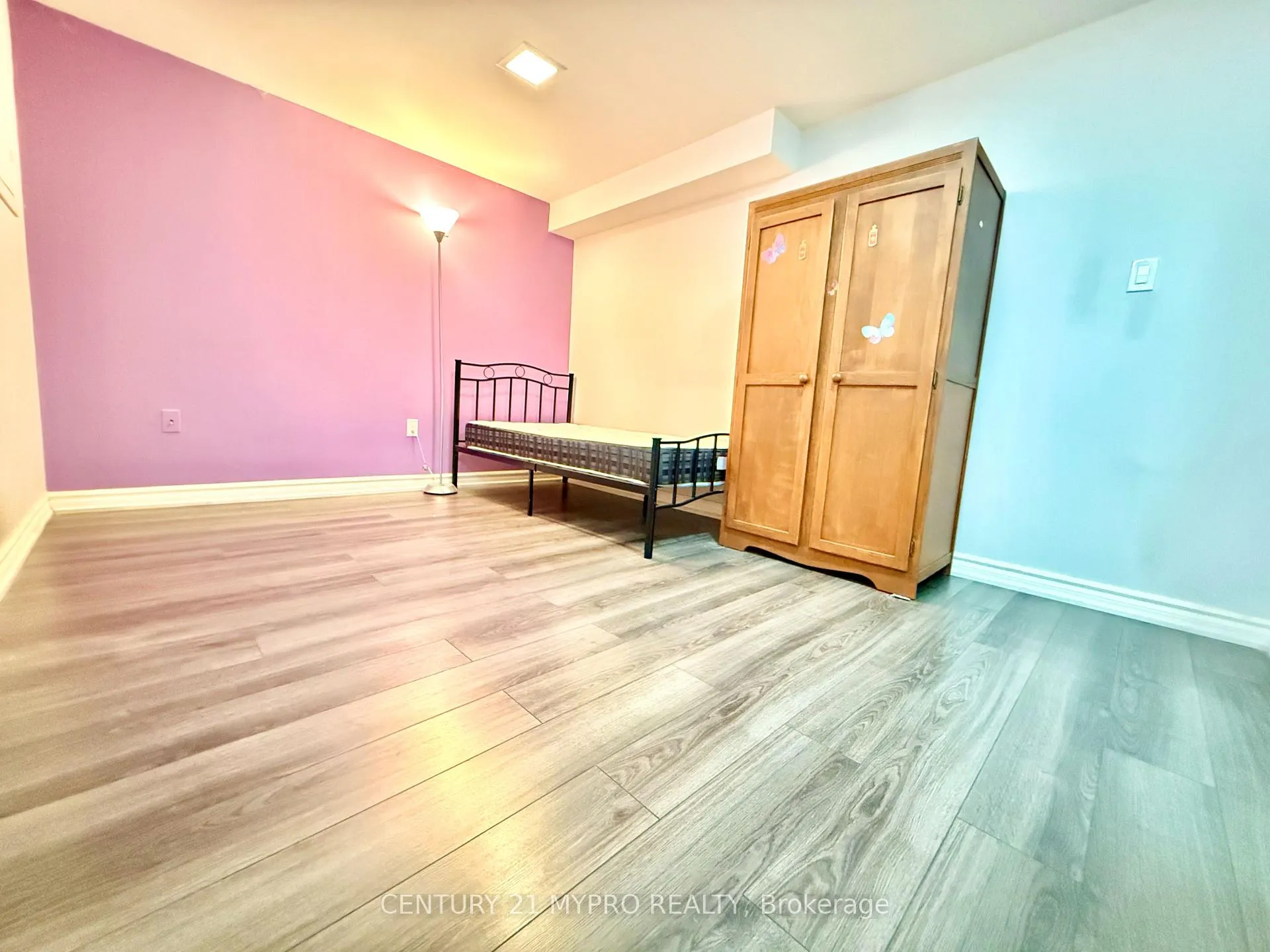 Photo 6 of 119 Wootten Way N, Markham, Markham Village — HOMEH