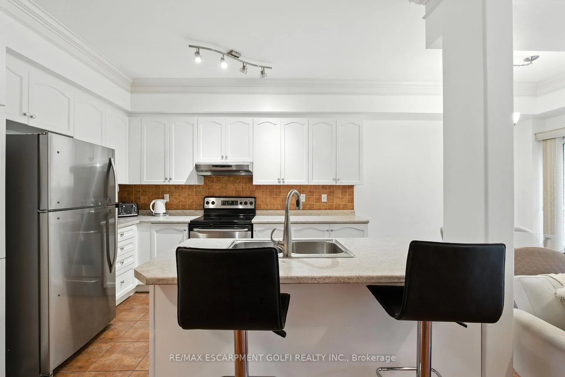 Photo 4 of 42 Chloe Street, St. Catharines, E. Chester — HOMEH
