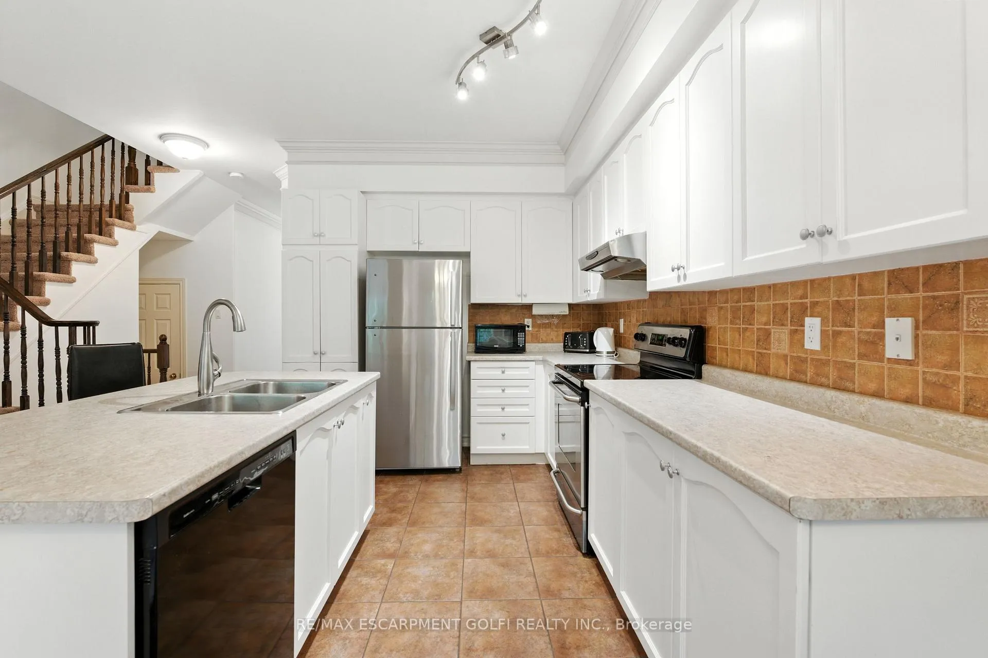 Photo 5 of 42 Chloe Street, St. Catharines, E. Chester — HOMEH