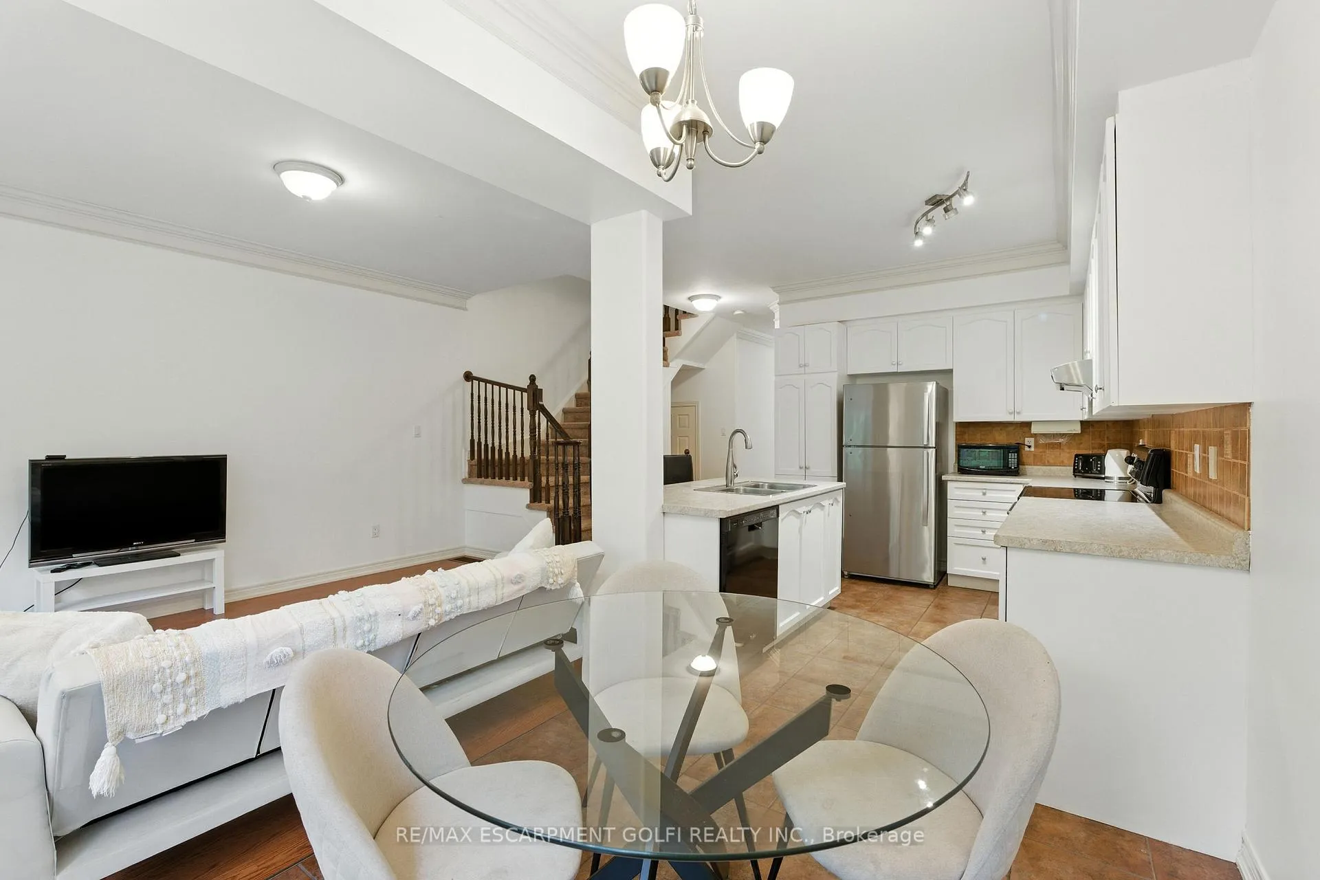 Photo 8 of 42 Chloe Street, St. Catharines, E. Chester — HOMEH