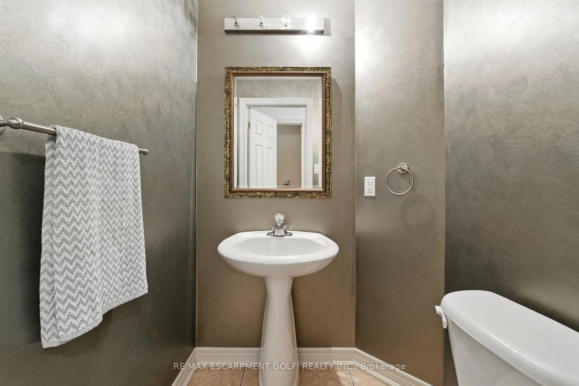 Photo 12 of 42 Chloe Street, St. Catharines, E. Chester — HOMEH