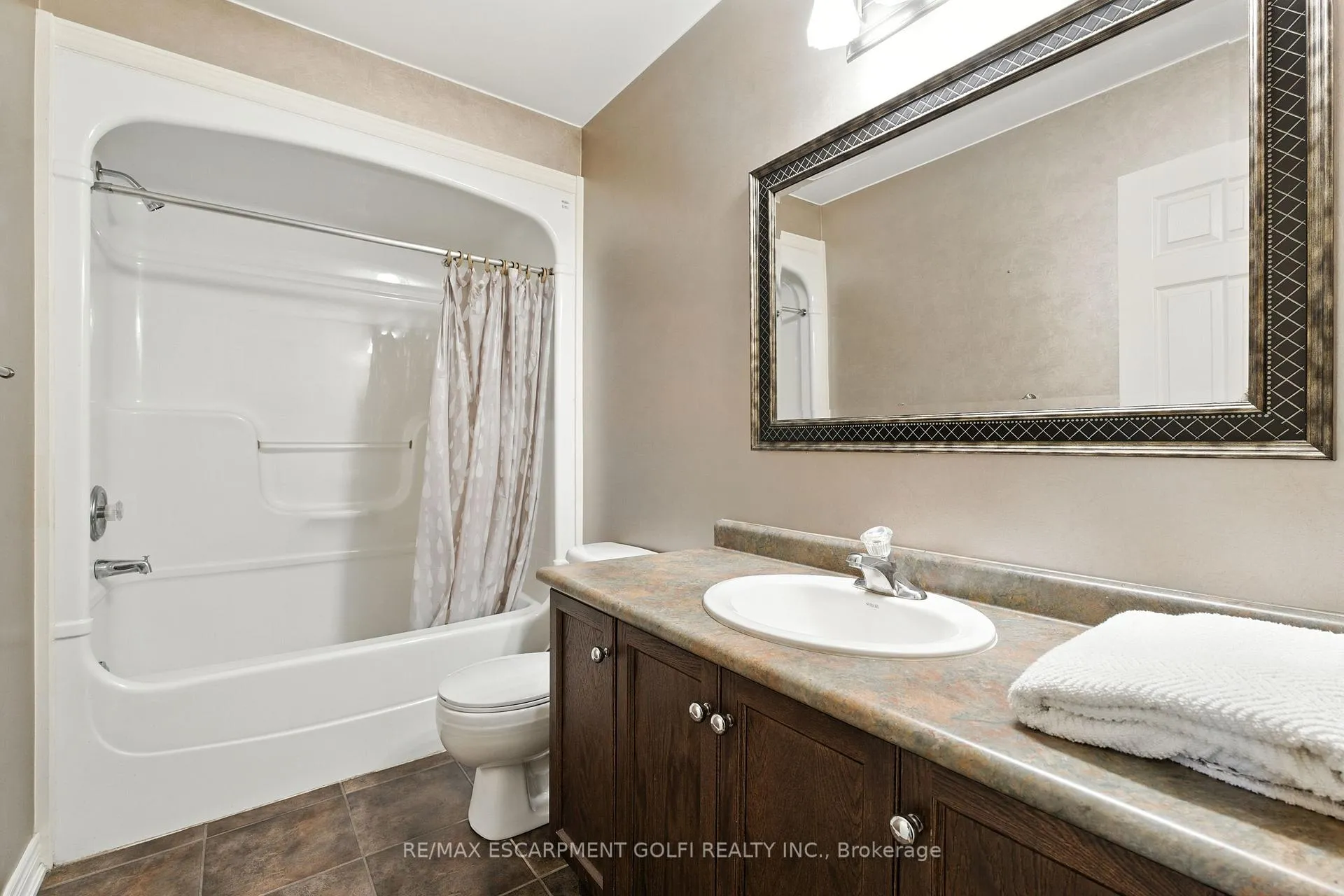 Photo 23 of 42 Chloe Street, St. Catharines, E. Chester — HOMEH