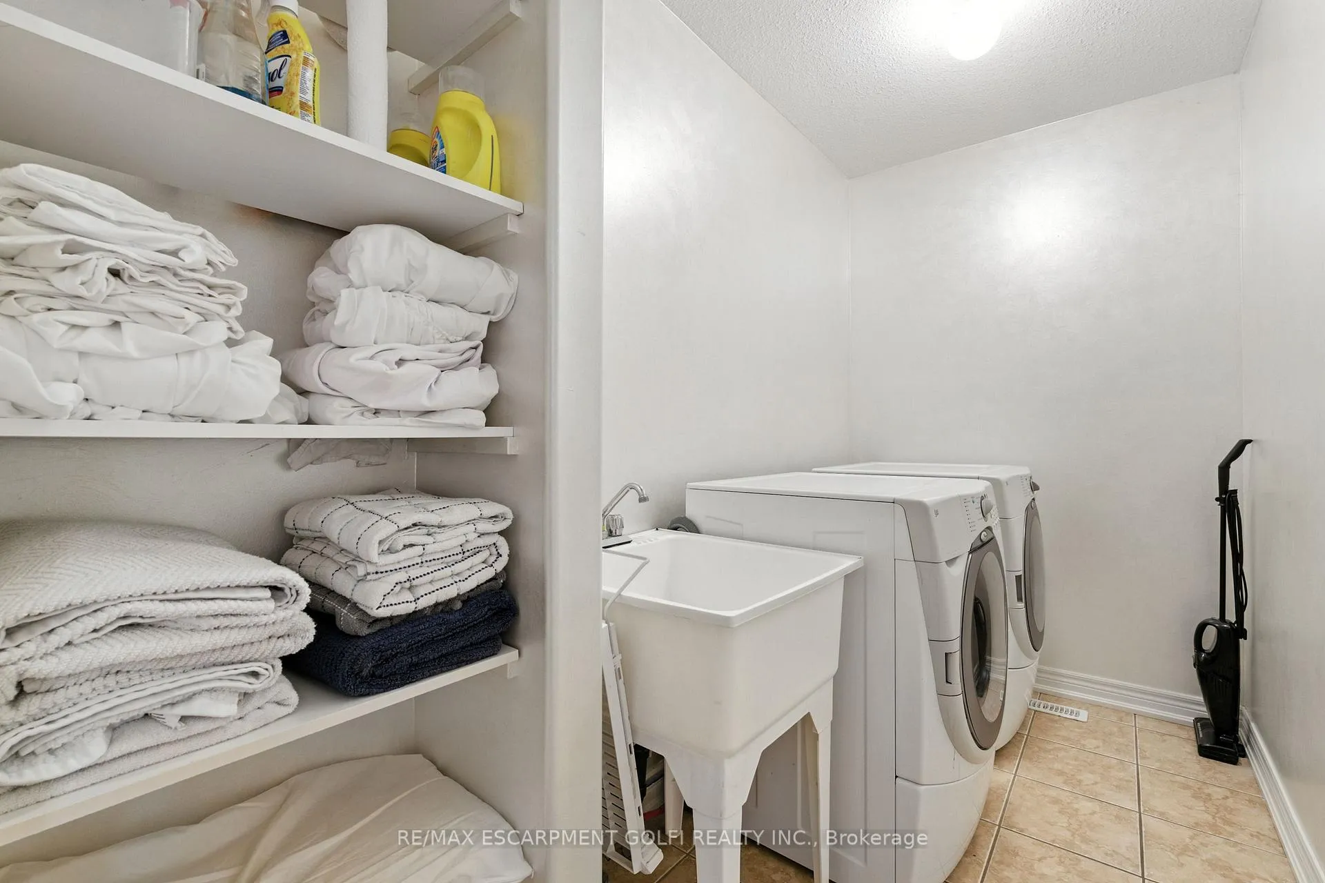 Photo 24 of 42 Chloe Street, St. Catharines, E. Chester — HOMEH