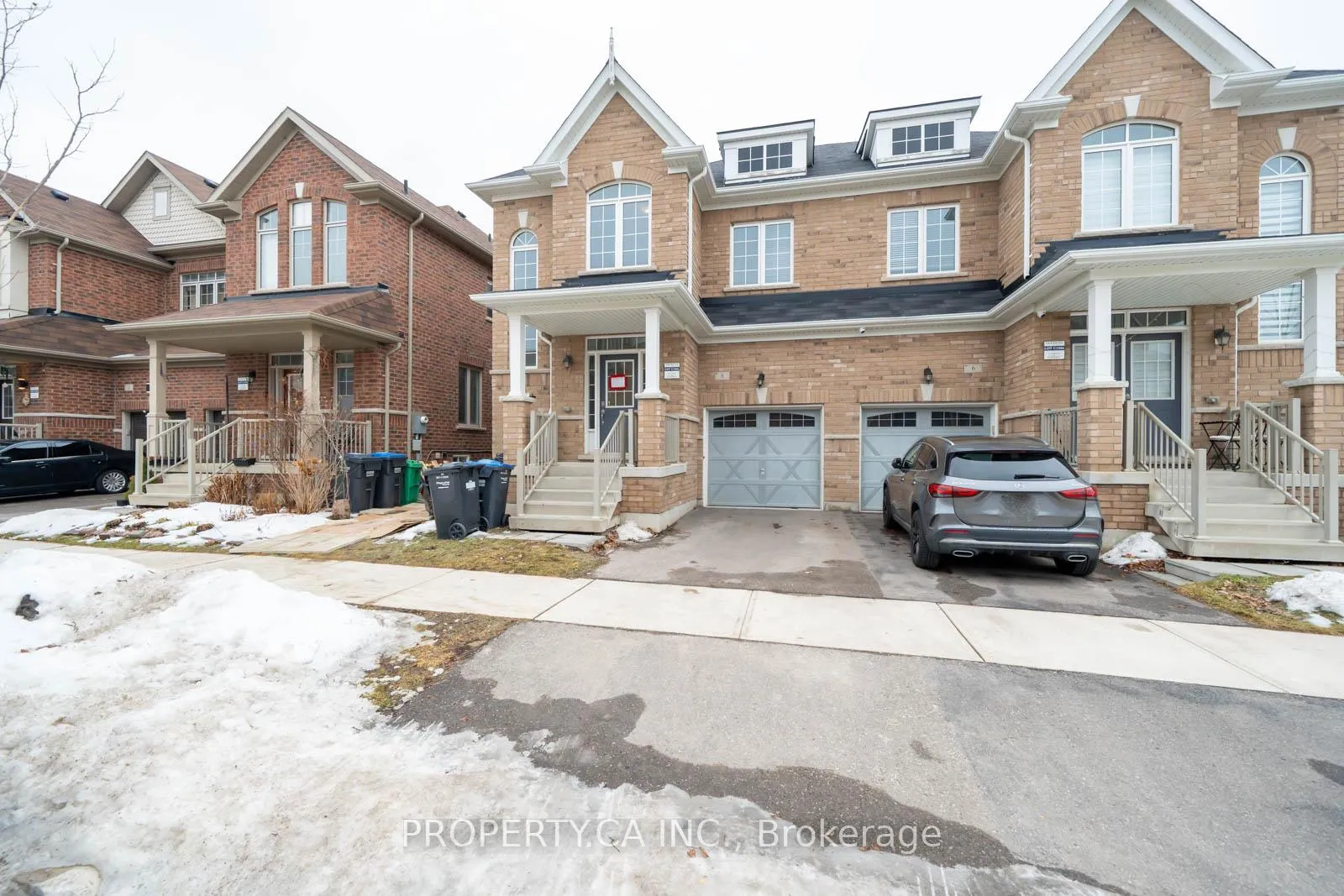 Front of Unit Upper, 8 Cavesson Road