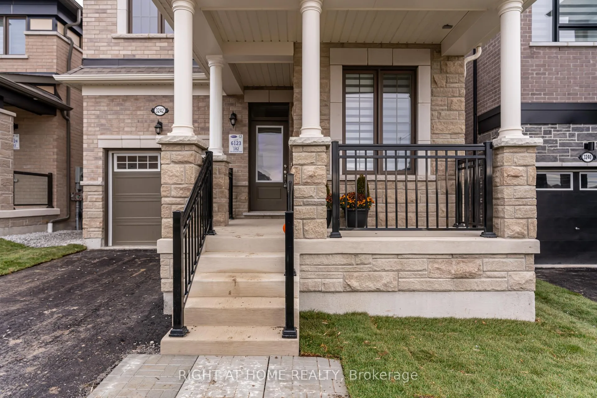 Photo 2 of 3242 Chimney Swift Crescent, Pickering, Rural Pickering — HOMEH