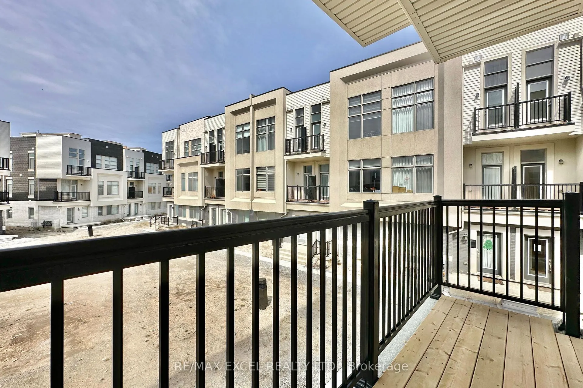 Photo 18 of 28 Alan Francis Lane, Markham, Cachet — HOMEH