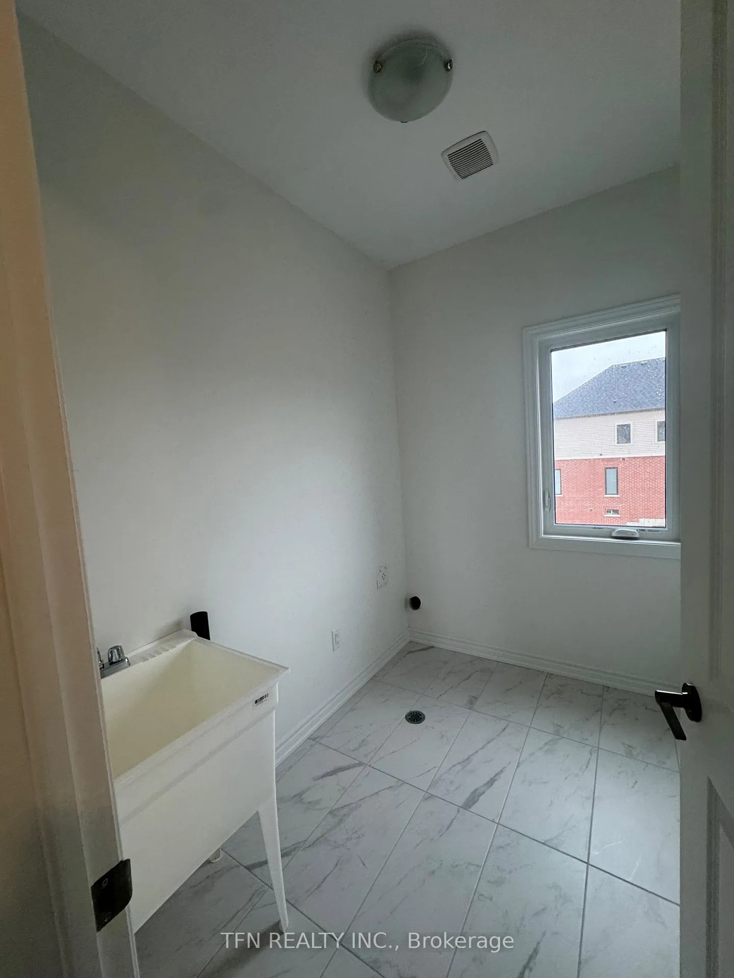 Photo 18 of 31 West Oak Trail, Barrie, Painswick South — HOMEH
