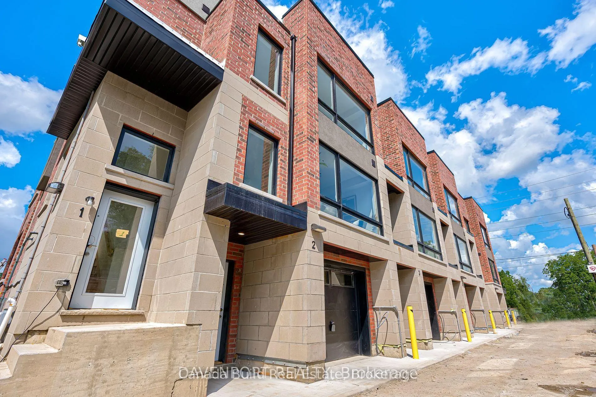 Front of Unit 2, 183 Victoria Street N