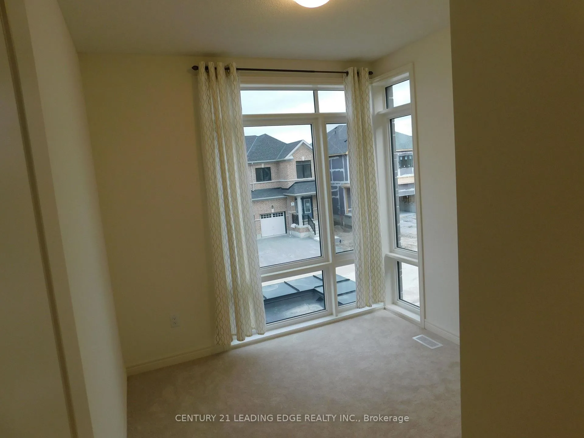 Photo 16 of 18 Conarty Crescent, Whitby, Rural Whitby — HOMEH
