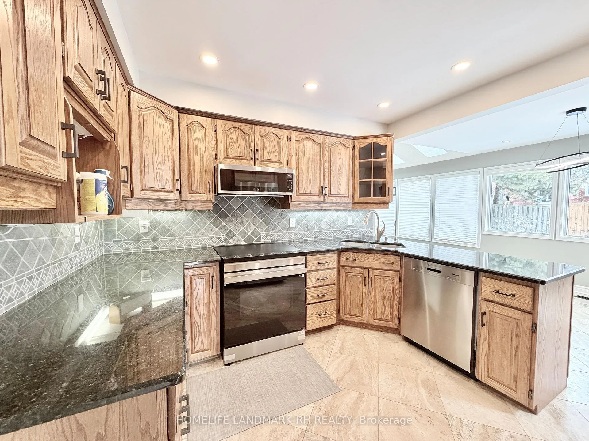 Photo 11 of 36 Maplewood Drive, Whitby, Blue Grass Meadows — HOMEH