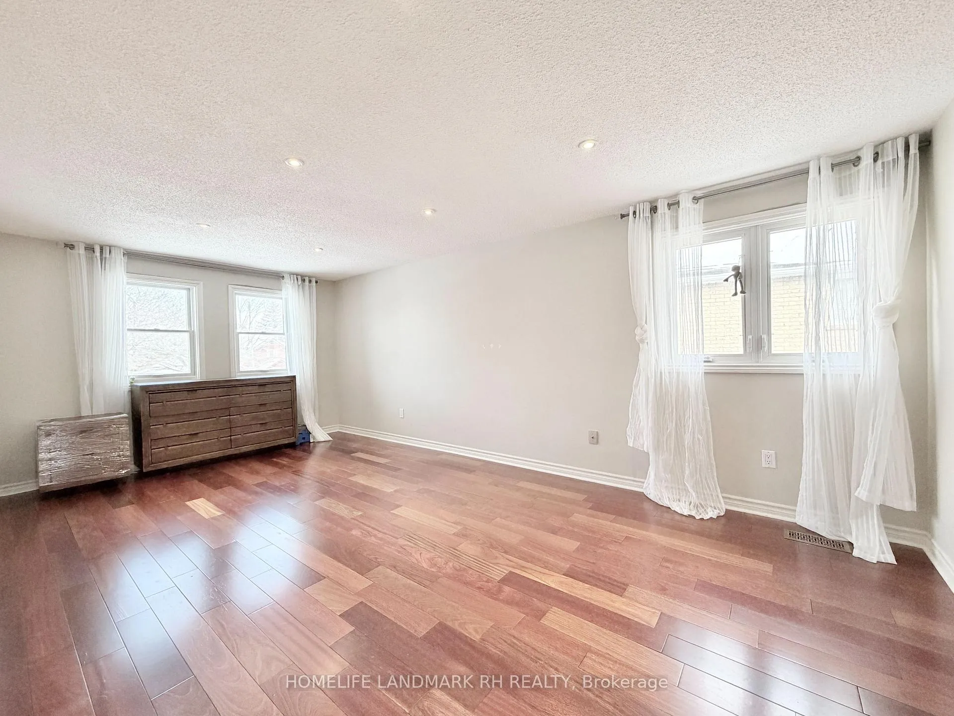 Photo 23 of 36 Maplewood Drive, Whitby, Blue Grass Meadows — HOMEH