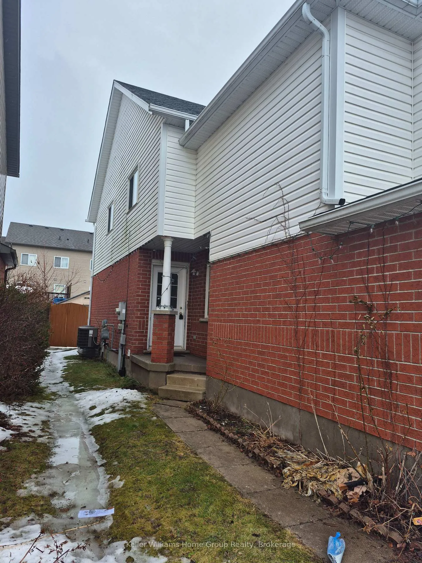 Photo 4 of 10 Donnenwerth Drive, Kitchener — HOMEH