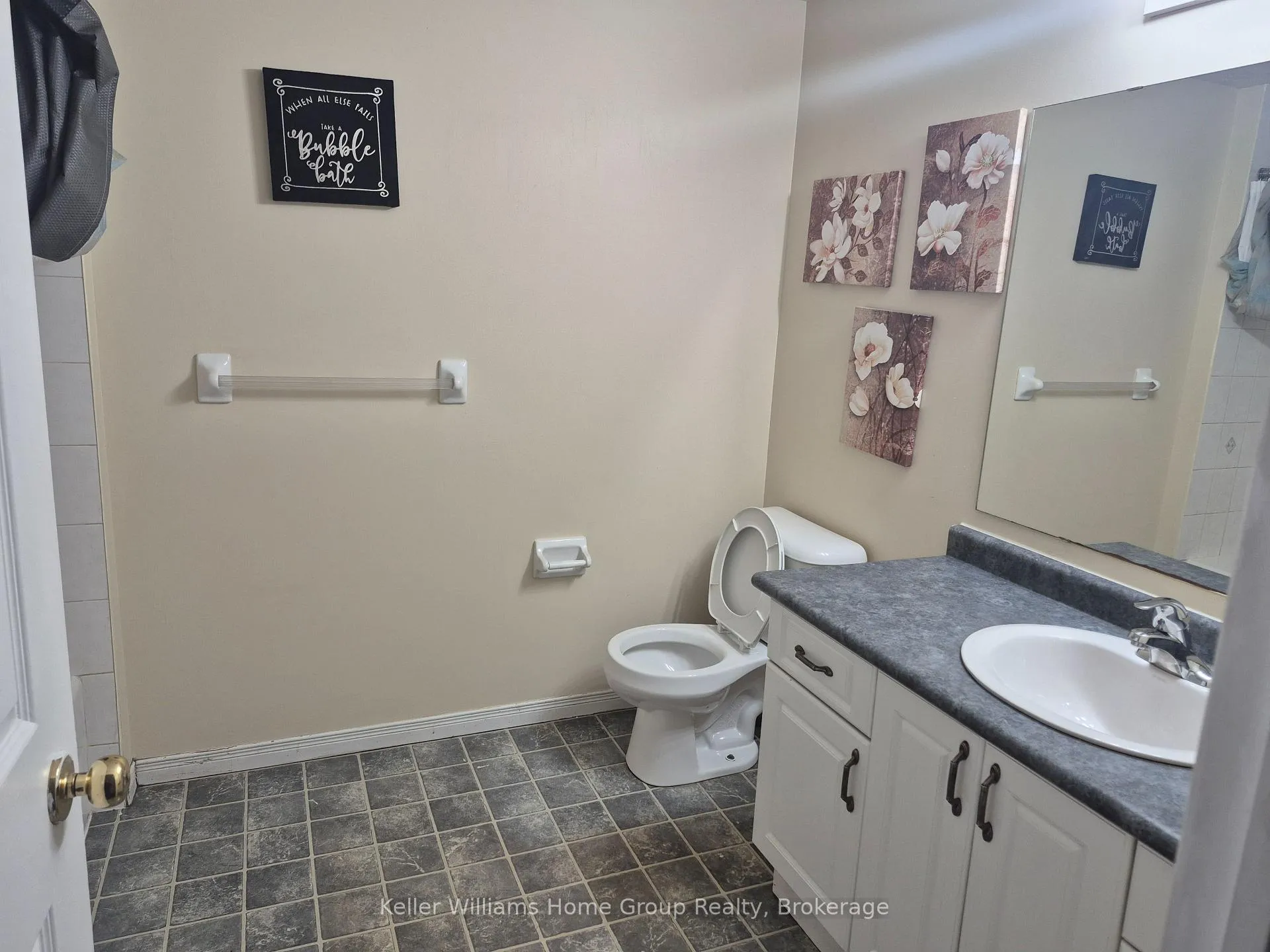 Photo 12 of 10 Donnenwerth Drive, Kitchener — HOMEH