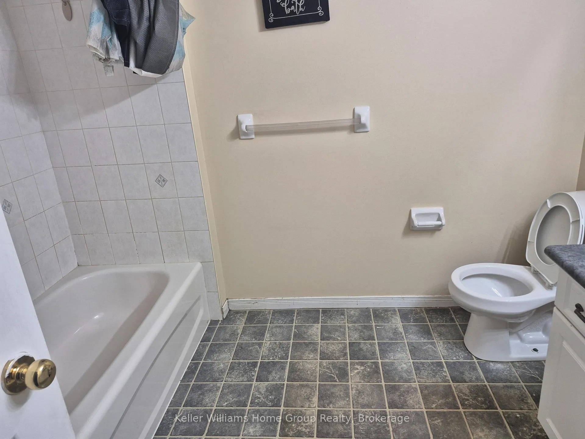 Photo 13 of 10 Donnenwerth Drive, Kitchener — HOMEH