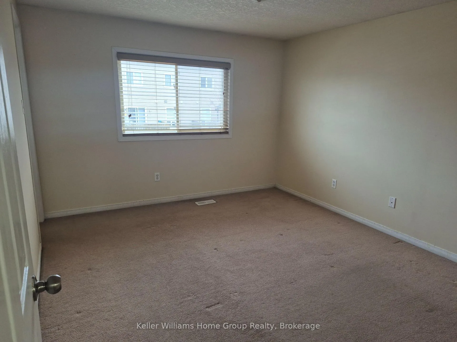 Photo 14 of 10 Donnenwerth Drive, Kitchener — HOMEH