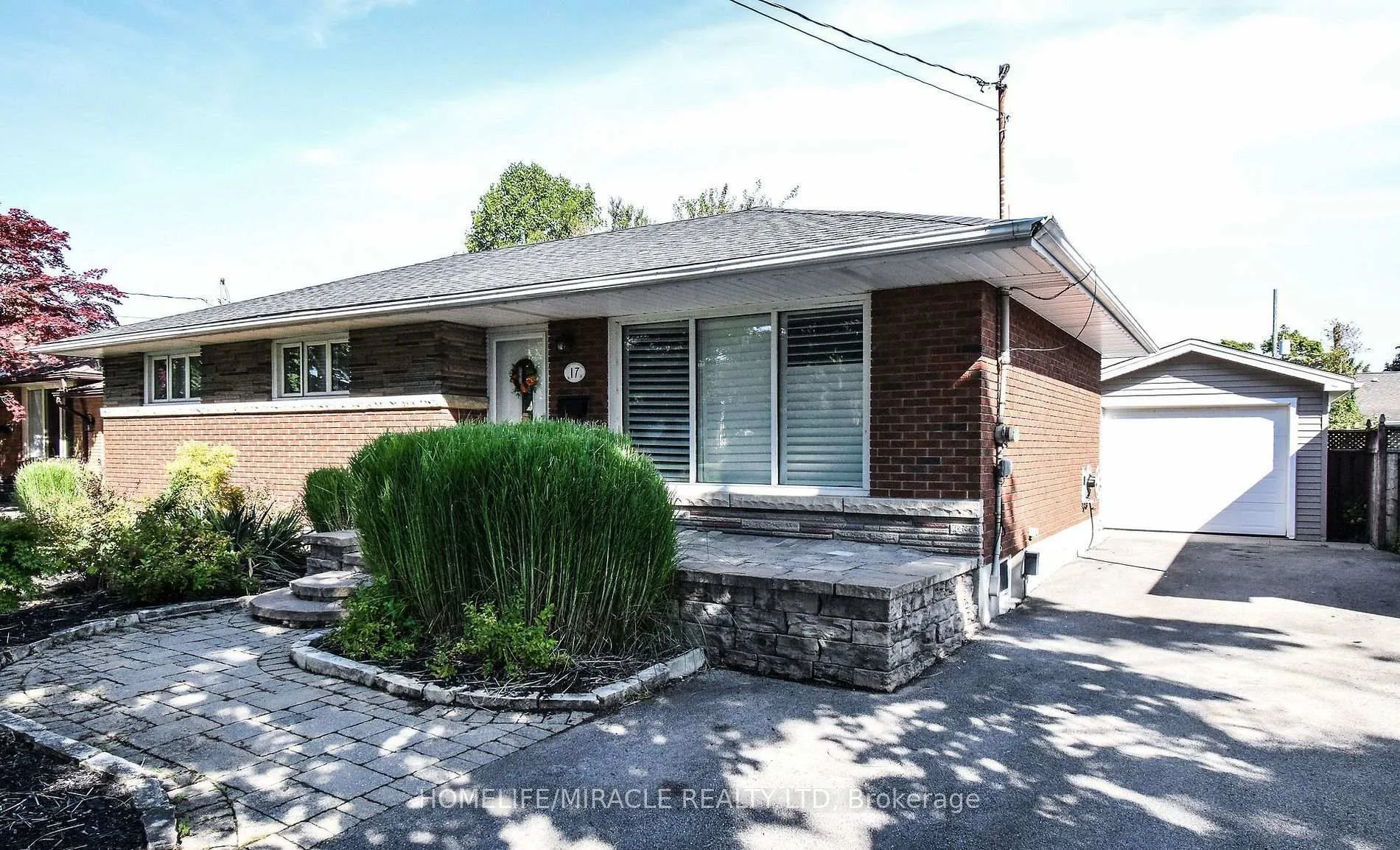 Photo 2 of 17 Grosvenor Street, St. Catharines, Bunting/Linwell — HOMEH